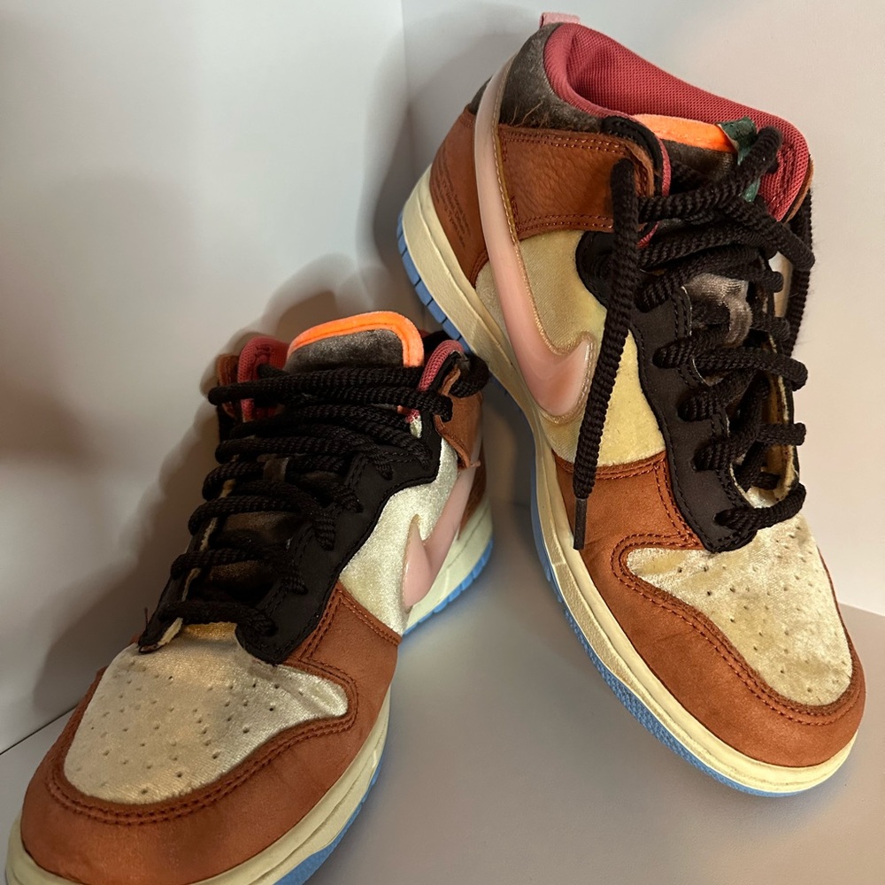 Nike social status dunk chocolate.